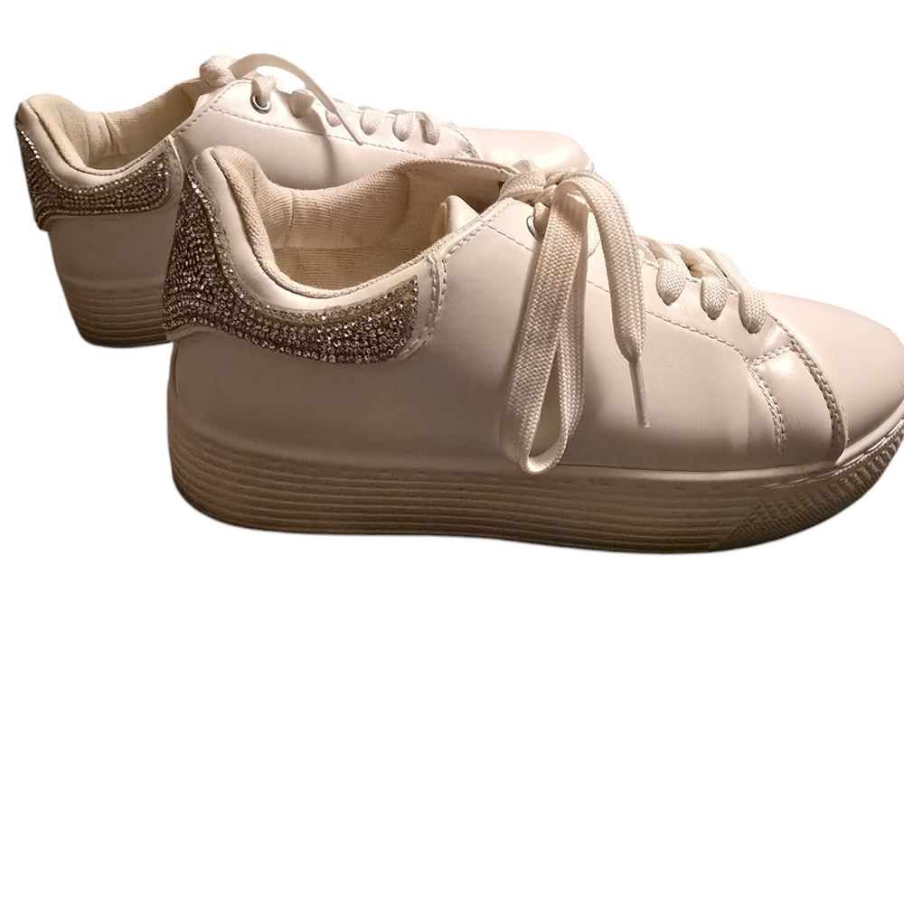 Stylish White Sneakers with Gold Accents